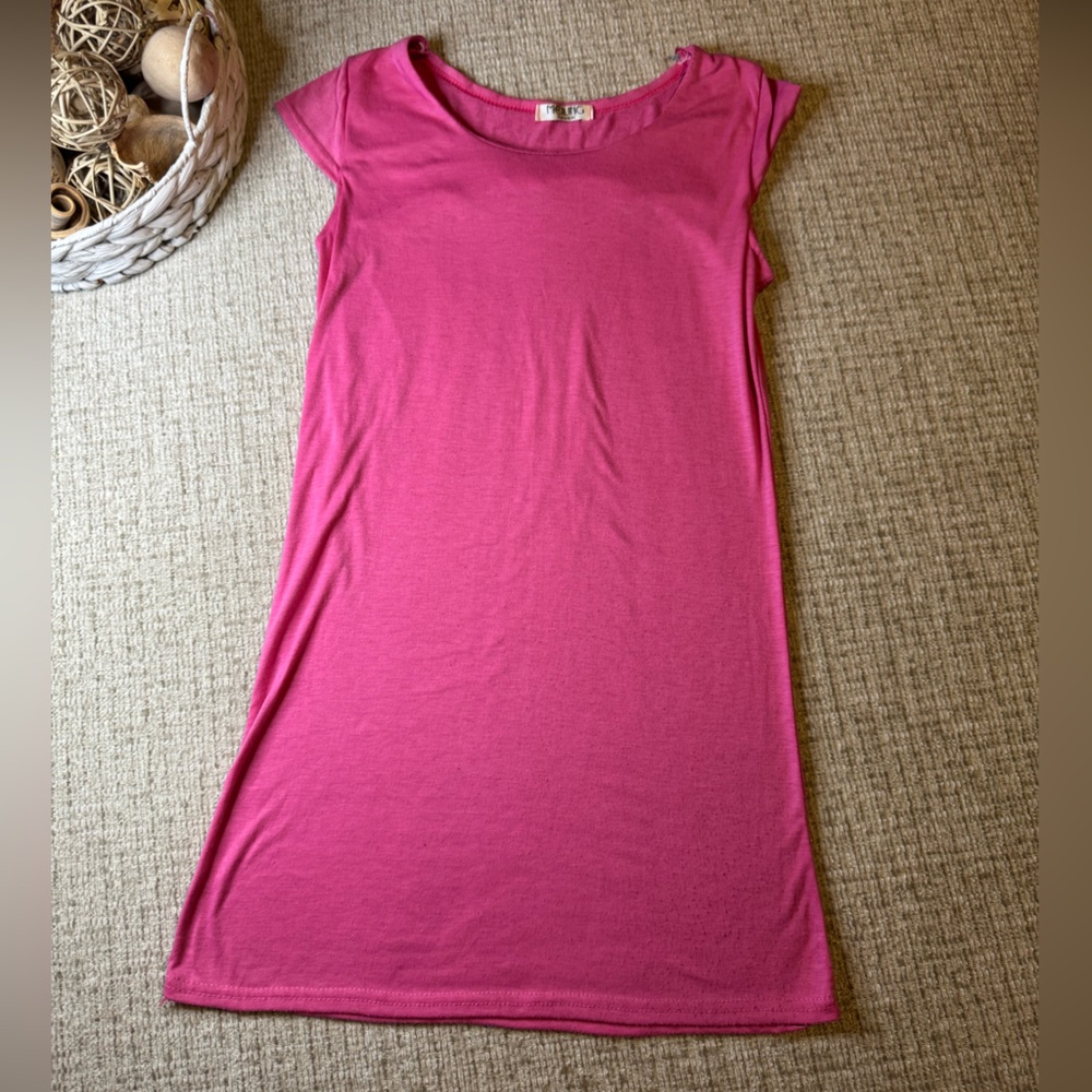 Super cute! Pink dress size small
Could be used as a beach cover up as well!